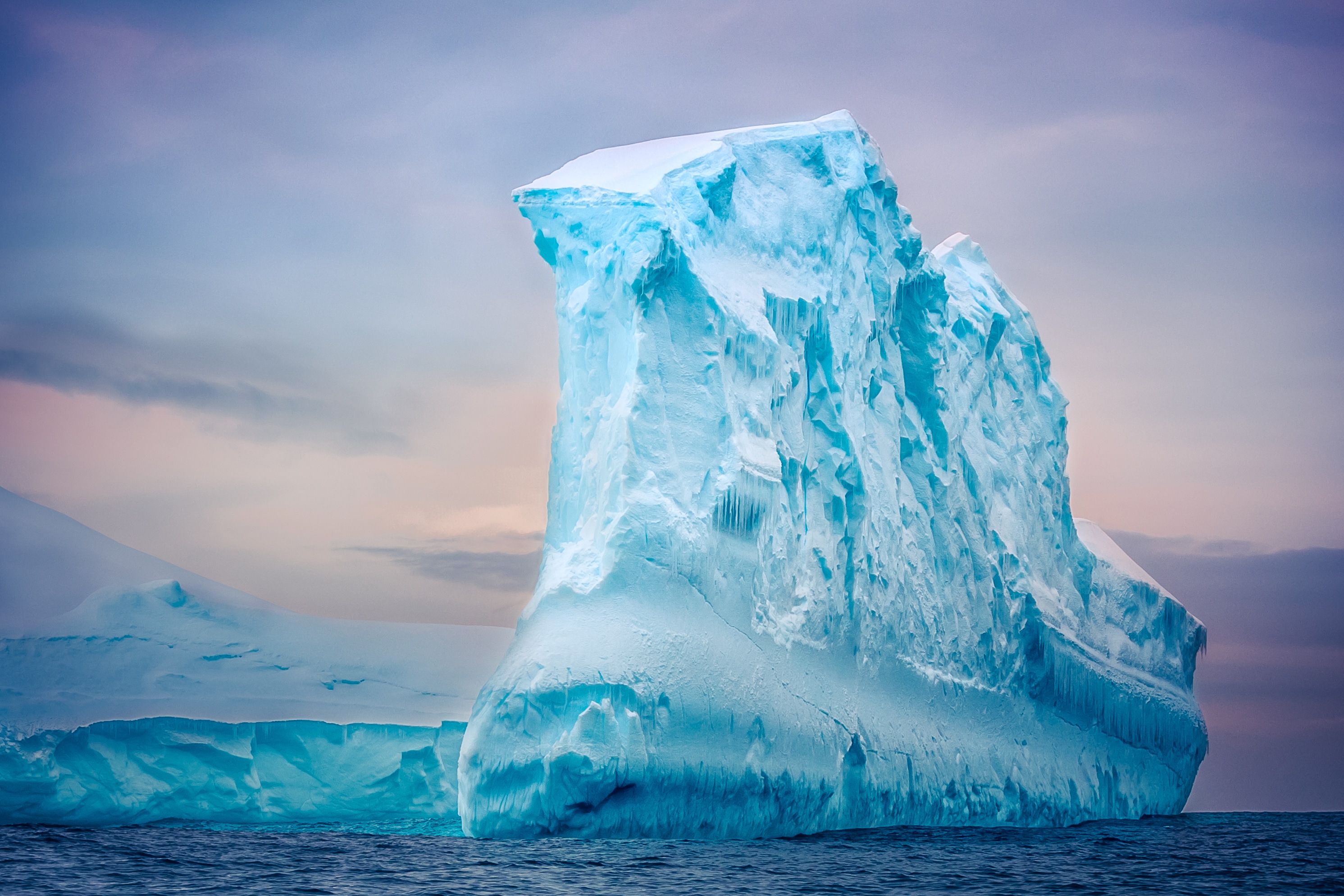 Antarctic Iceberg Floating In Ocean Contendo